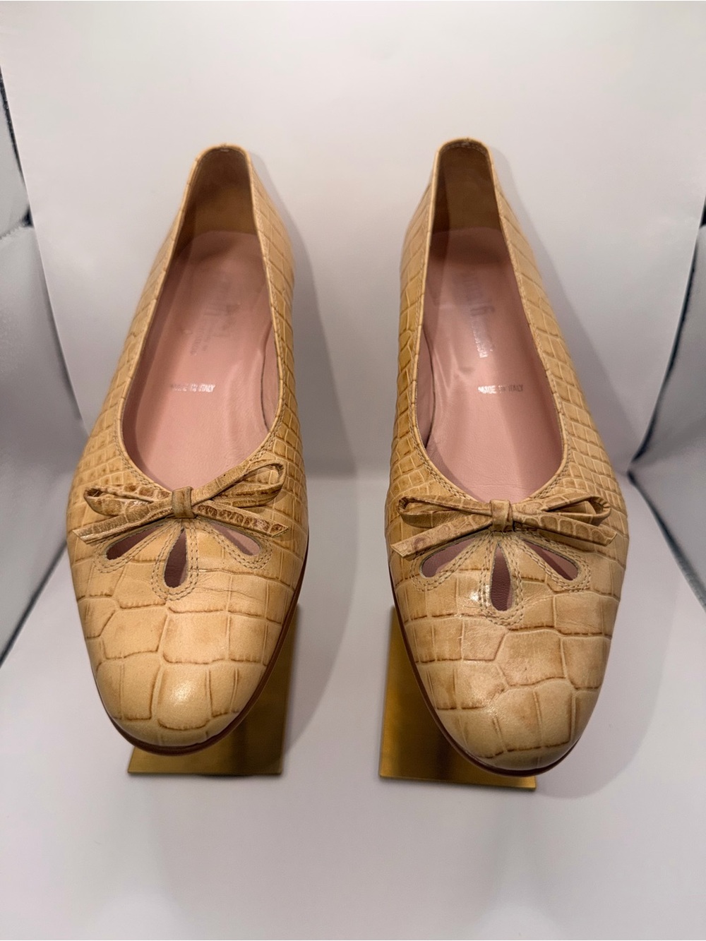 Amalfi (Nordstrom) Women's Beige Croc-Embossed Leather Ballet Flats with Bow